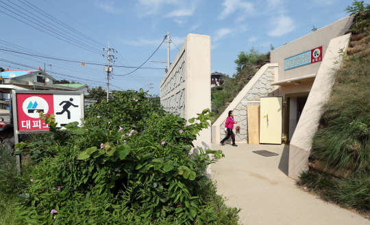 북한의 서부전선 포격도발로 한반도의 긴장이 고조된 가운데 22일 오후 인천시 옹진군 연평면의 한 대피소에 주민이 몸을 피하고 있다. 연평면은 이날 오후 3시를 기해 주민 대피명령을 내렸다.